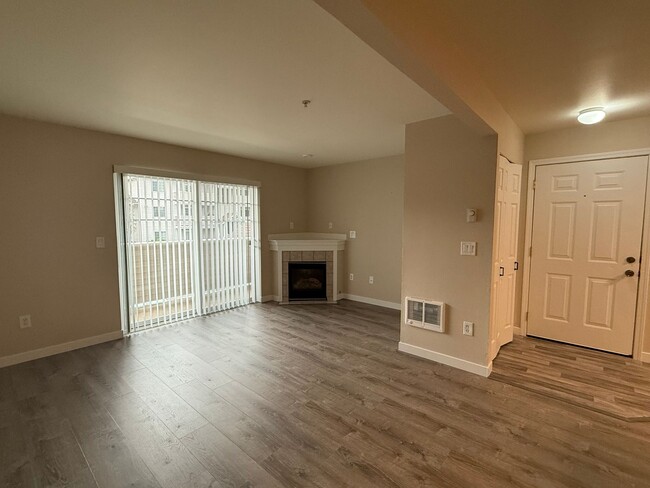 Building Photo - Move-In Ready! Renovated Modern 2BD/1BTH E...