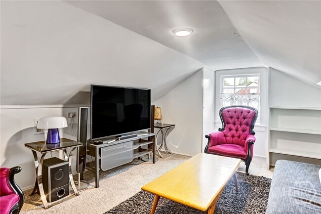 Building Photo - 725 E 53rd St