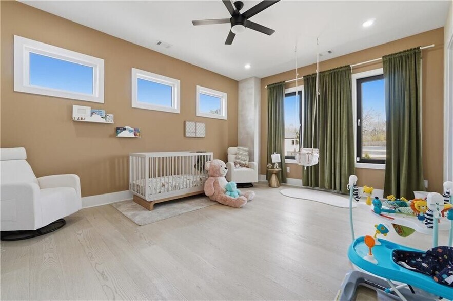 Building Photo - 556 Versailles Dr