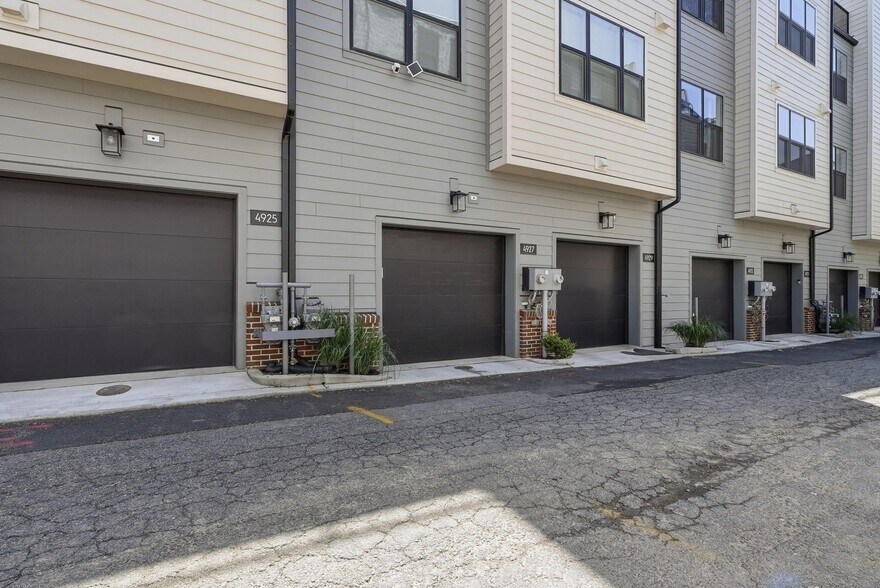 Building Photo - 4927 Eisenhower Ave