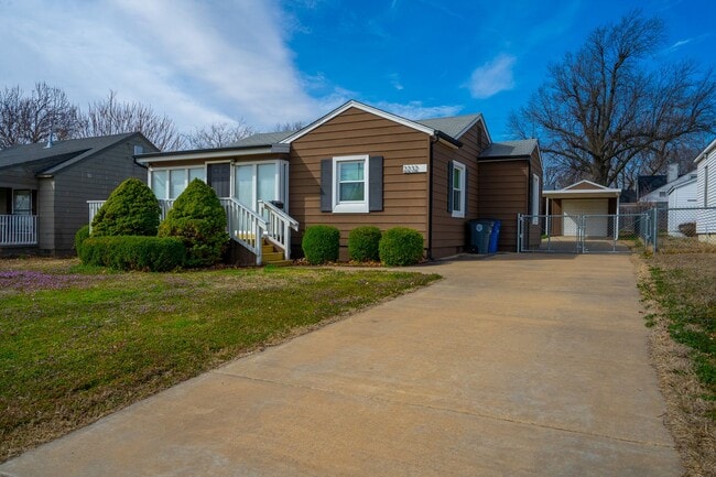 Building Photo - Charming And Cozy 2 Bedroom Home