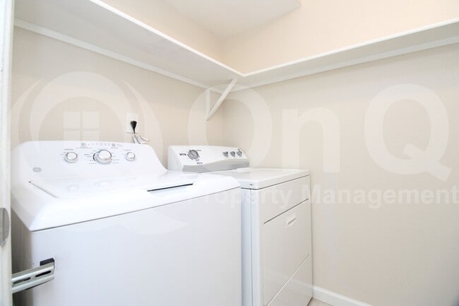 Building Photo - 928 E Diamond Dr