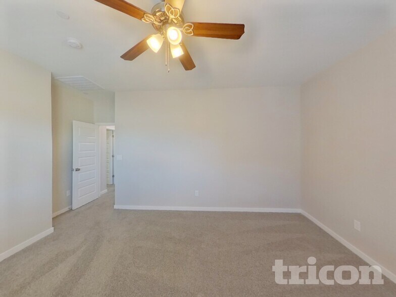 Building Photo - 1349 N Parkcrest