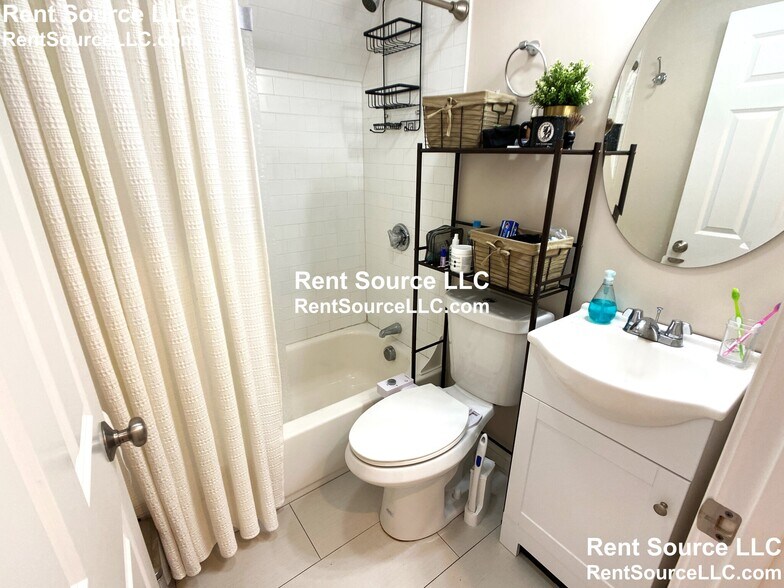 Building Photo - 537 Main St