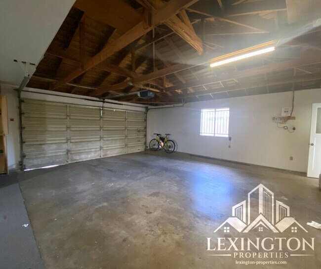 Building Photo - Beautiful, 3BD/2BA +Bonus Rooms, Bungalow ...