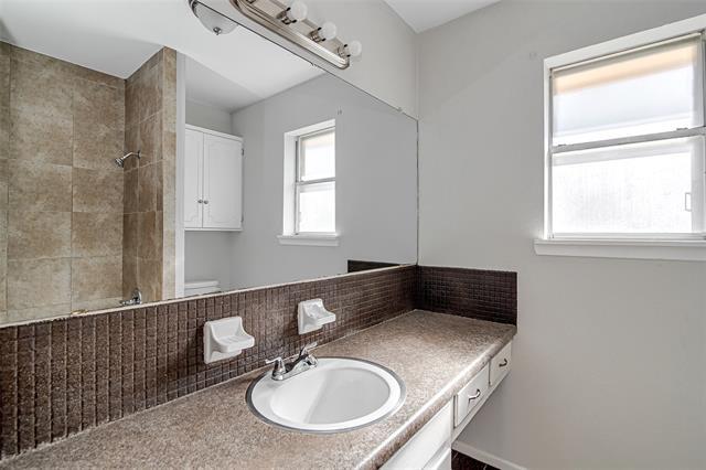 Building Photo - 228 Lester St