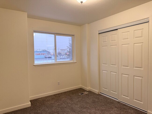 Building Photo - 2631-2631 Howard St