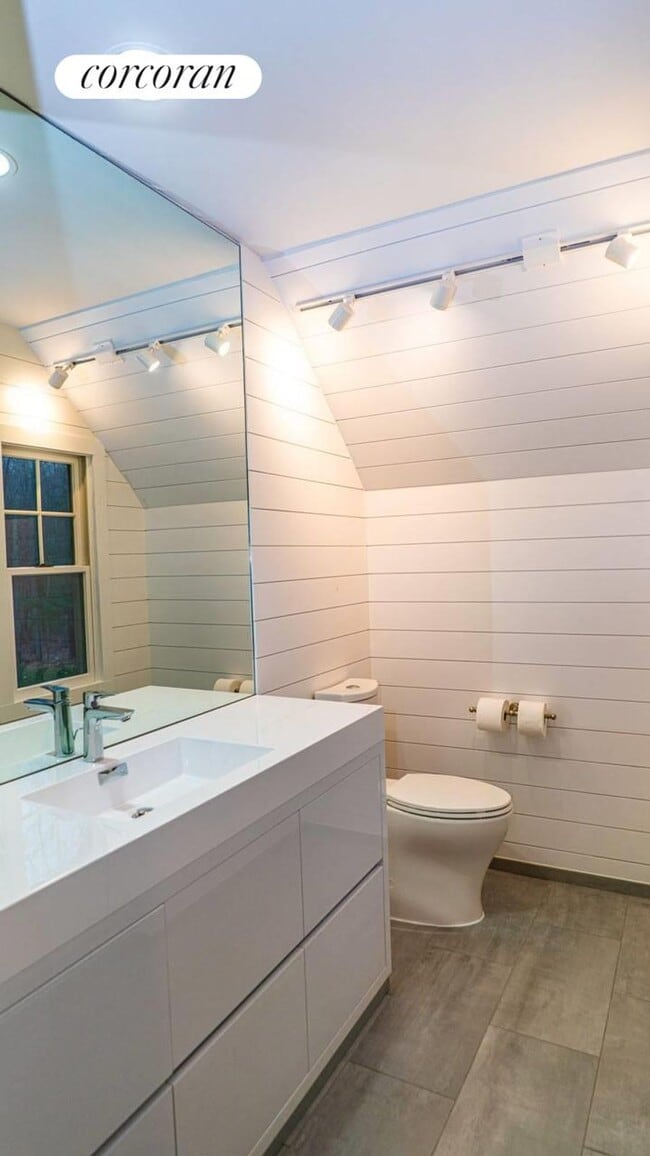 Building Photo - 12 Northview Dr