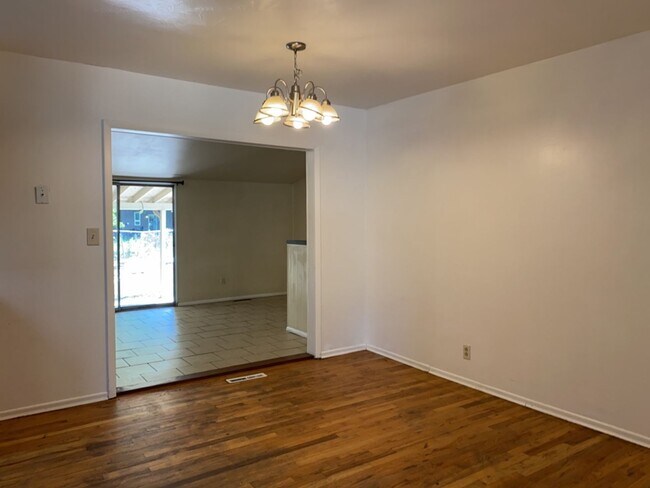 Building Photo - STUDENTS WELCOME! Sprawling Ranch Home w/ Large Fenced Yard