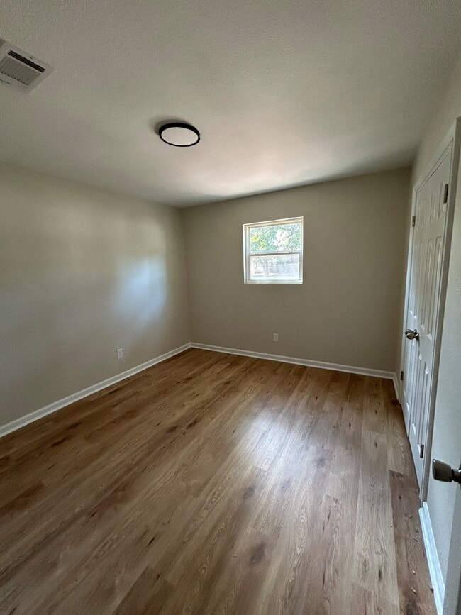 Building Photo - "Charming 4-Bedroom Retreat with Granite T...