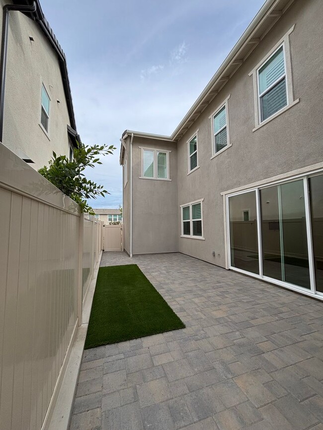 Building Photo - Gorgeous New Build in East Ventura