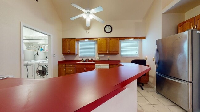 Building Photo - 1371 Nightingale