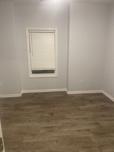 Building Photo - 595 Maple Dr