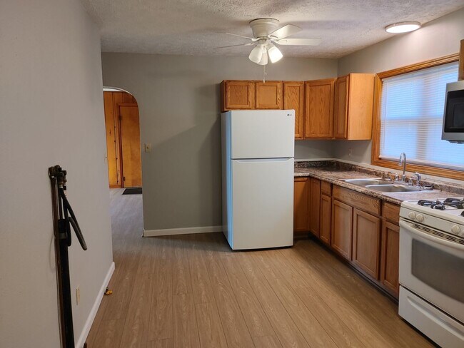 Building Photo - 1400 Newberry Dr
