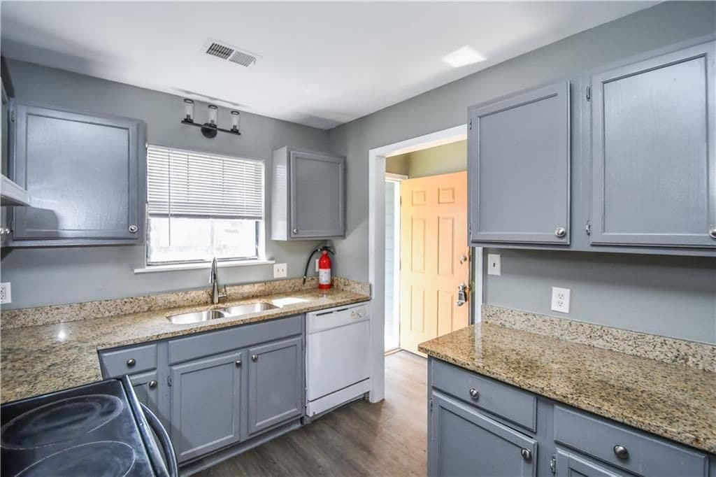 Building Photo - 735 Oak Dr