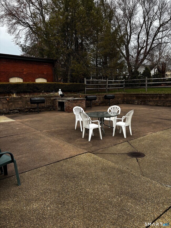 Building Photo - 222 Williams St E