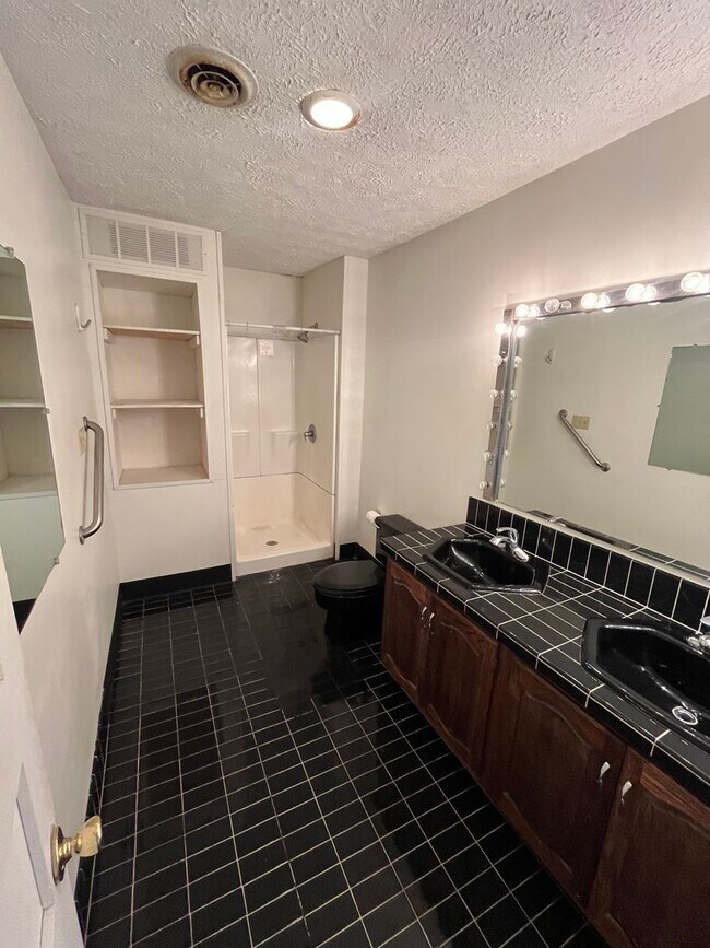 Building Photo - 5 BD/2BA Home next to Kirkwood with fenced backyard!