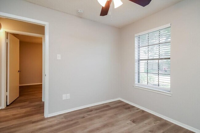 Building Photo - 5014 Meadow Crest St