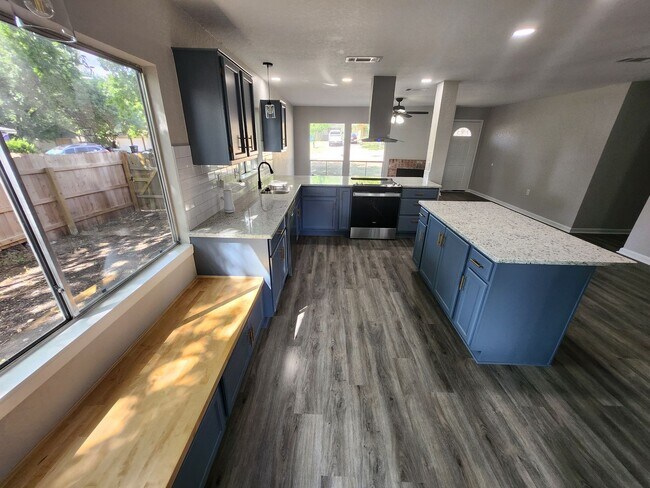 Building Photo - Move in ready. Fully remodeled