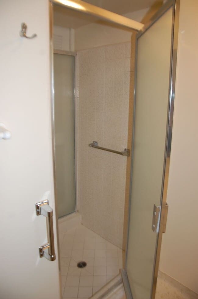 Building Photo - Encina Royale 3 Bedroom