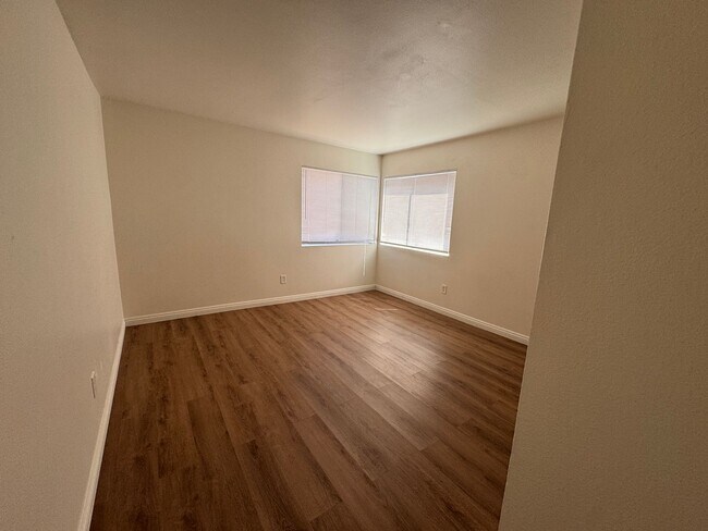 Building Photo - 2 Bedroom 1 Bathroom Condo Down Stairs Unit