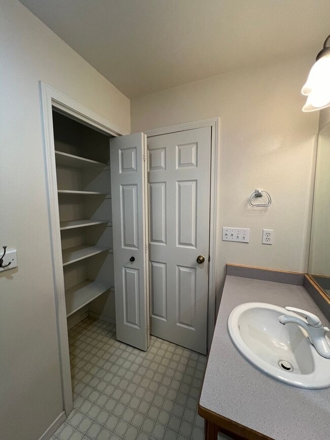 Building Photo - Open Concept Living Close to Downtown Gran...