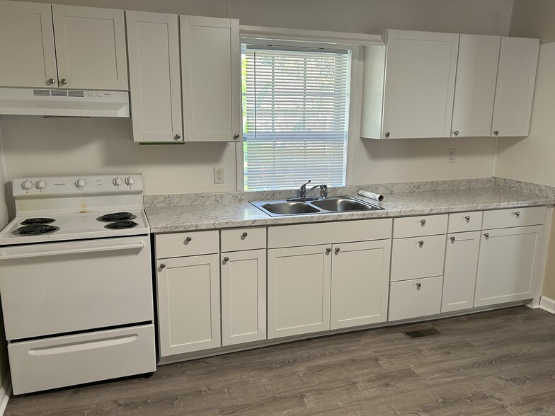 Kitchen - 522 Lee St