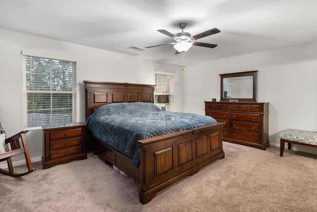 Building Photo - Newer home with Community Pool!