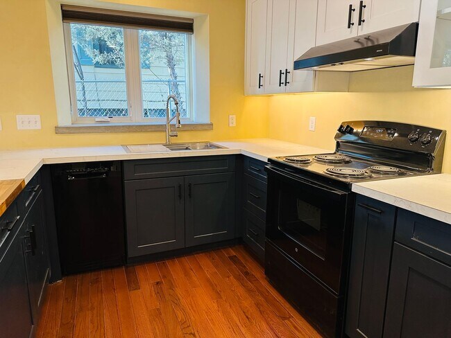 Building Photo - 605 Alderson Ave