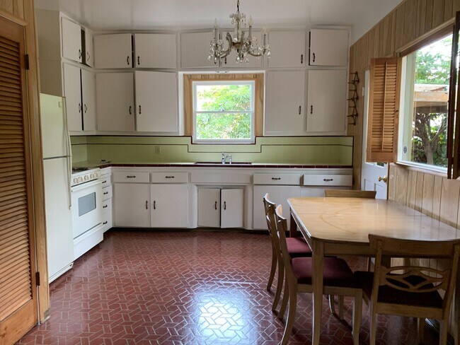 Building Photo - Great Location. 2 Bedroom Home