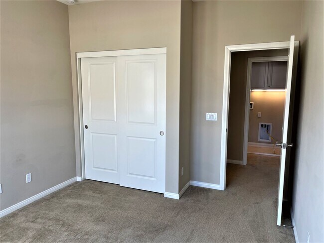 Building Photo - Gorgeous 3 bedroom home In the heart of Ir...