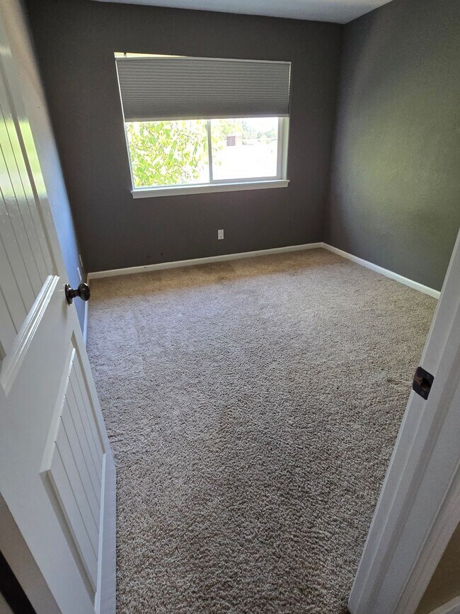 Building Photo - 3 bed 2.5 bath  Home for Rent in Grants Pass