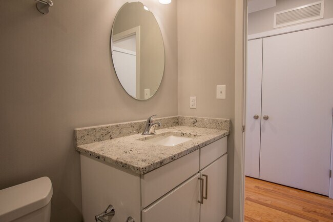 Building Photo - Gorgeous 4 BR/3.5 BA EOG Townhome in Silve...