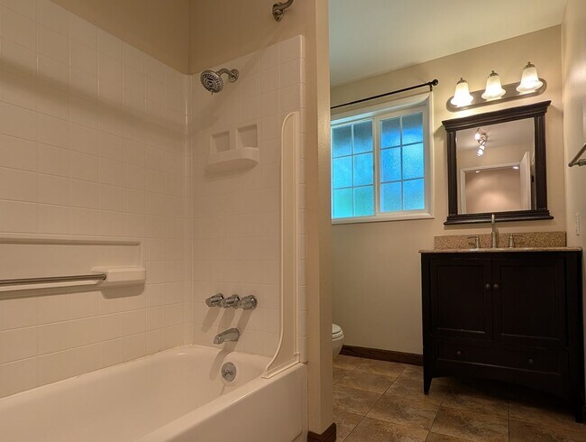 Building Photo - Great 4-Bedroom, 1.5-Bath Home In The River Road Area Of Eugene!