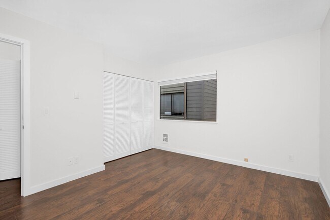 Building Photo - 2 Bedroom Plus Bonus Room in the Heart of Bellevue