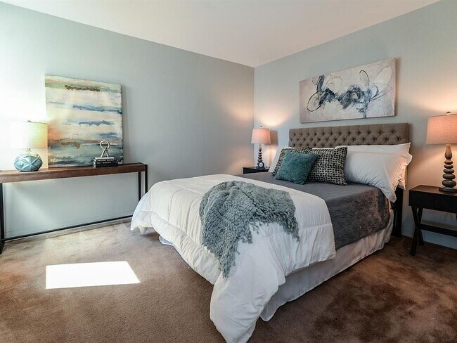 Building Photo - "Chic Urban Living: Cozy 1-Bedroom Condo w...
