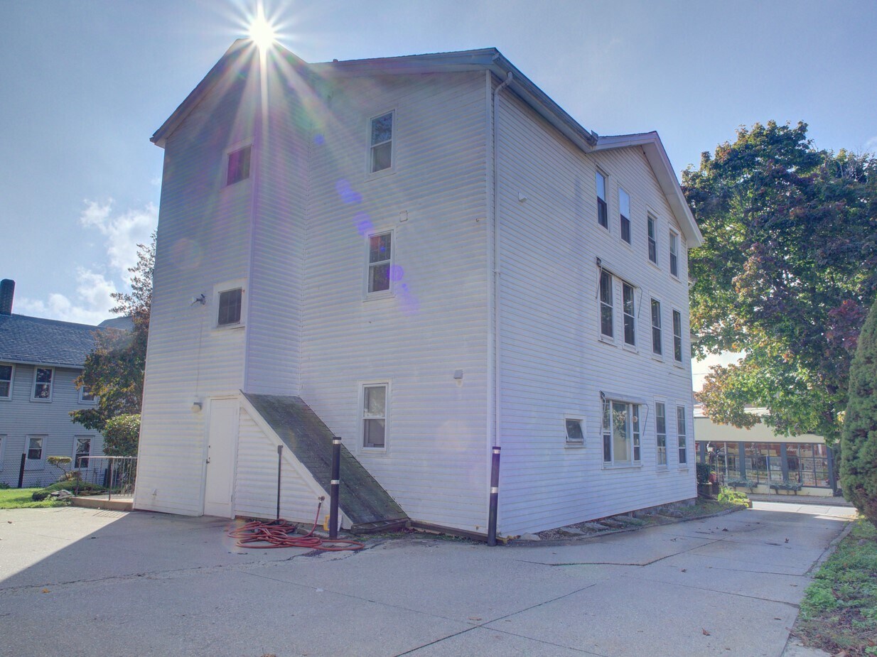 Building Photo - 179 Valley St