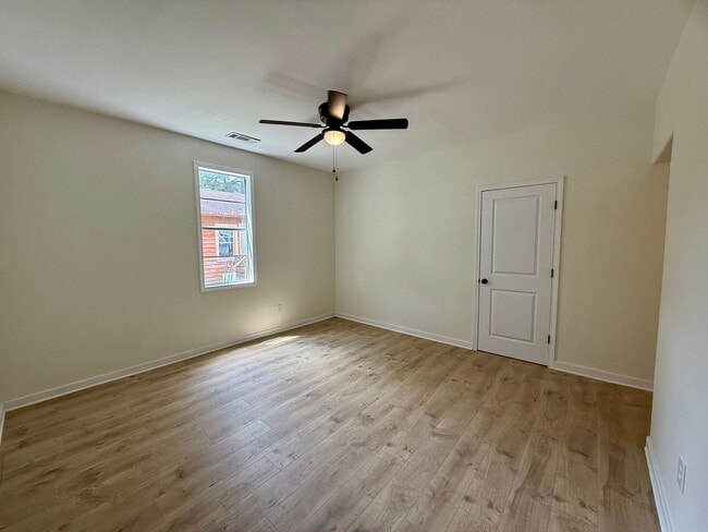 Building Photo - Fully Remodeled 3 Bedroom/1 Bathroom Home ...