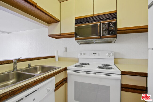 Building Photo - 1440 Veteran Ave
