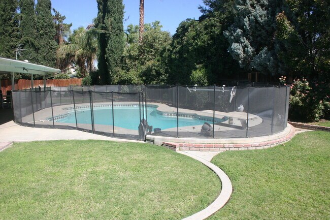 Building Photo - POOL!  Nice 3+2.5 Southwest Bakersfield - Laurelglen Area