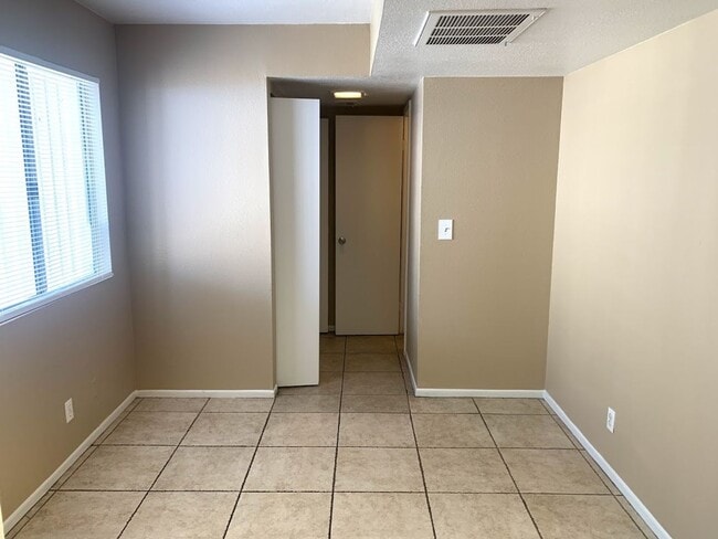 Building Photo - Check out this Freshly Painted and New Flo...