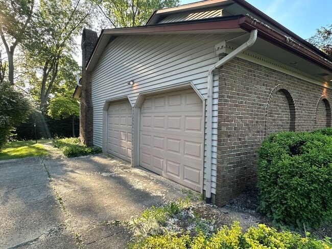 Building Photo - Stunning Single Family Home in “The Knolls”