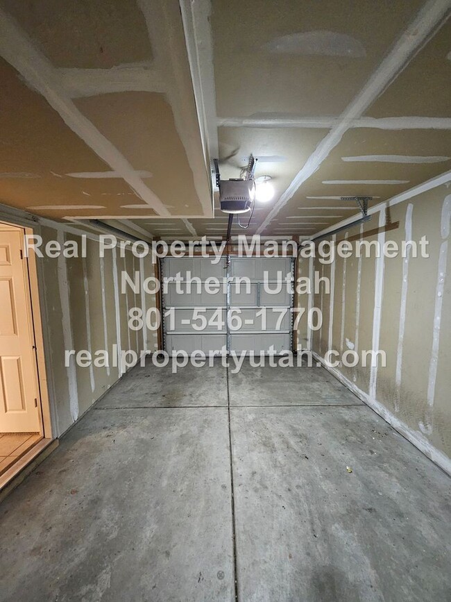 Building Photo - 3 Bedroom Townhome in Ogden Available Now!