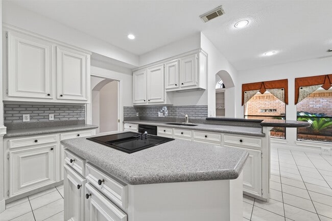 Building Photo - 8023 Oakwood Hollow St