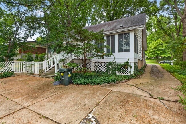 Building Photo - 7325 Sutherland Ave