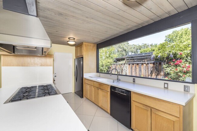 Building Photo - Charming Eichler in Super Desirable Community Center!