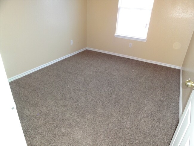 Building Photo - 1554 Village Way Dr