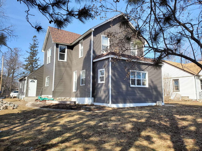 Building Photo - Triplex Lower Unit - Available for Rent
