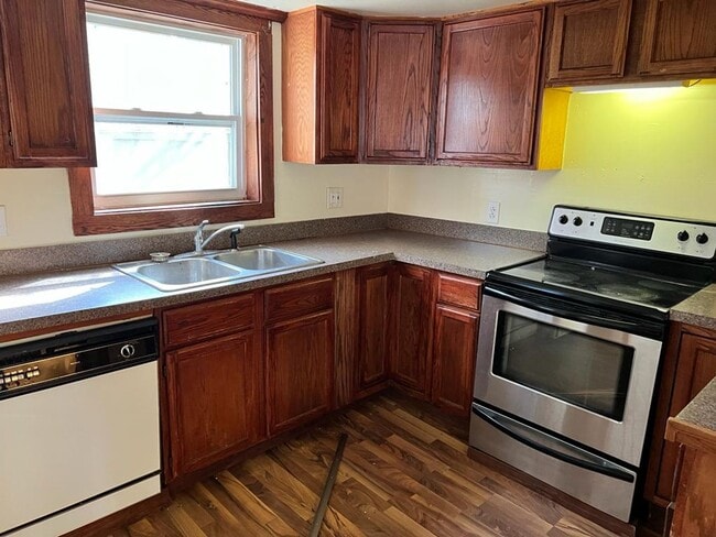 Building Photo - Beautiful 4 bedrooms house in a quiet little town