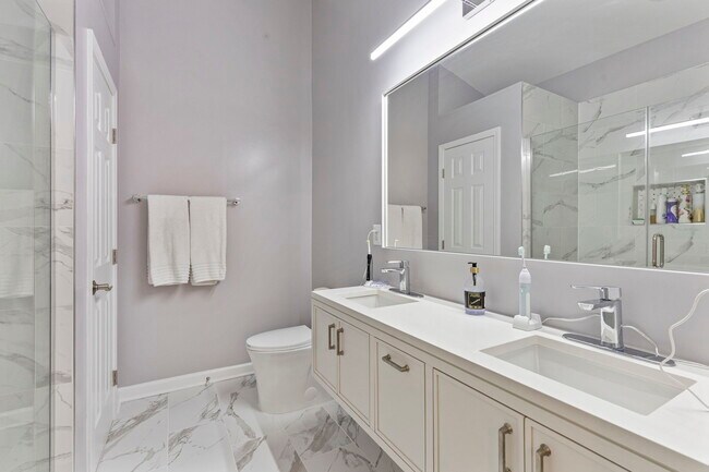 Building Photo - 2025 N Buchanan Ct